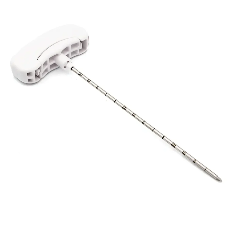 BONE ACCESS NEEDLE™ for creating bone access in minimally invasive spine surgery, featuring an ergonomic and radiotransparent handle.