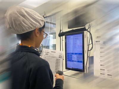 BPB MEDICA™ woker reading a barcode