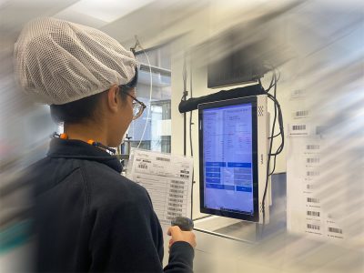 BPB MEDICA™ worker reading a barcode thanks to operations digitalization