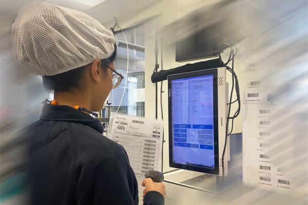 BPB MEDICA™ worker reading a barcode thanks to operations digitalization